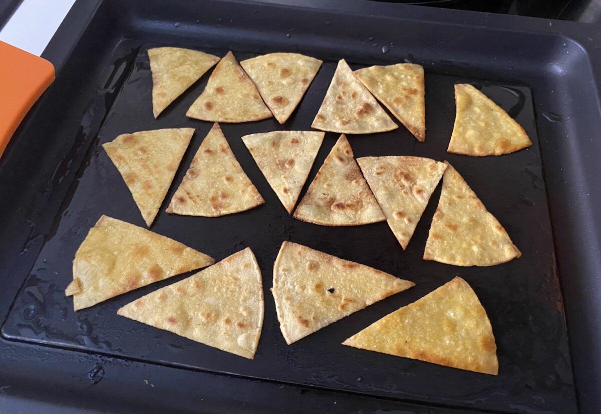 Chilaquiles rojos tradicionales mexicanos. Receta paso a paso