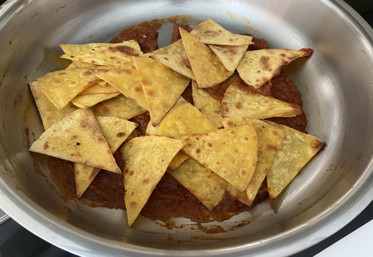 Chilaquiles rojos tradicionales mexicanos. Receta paso a paso