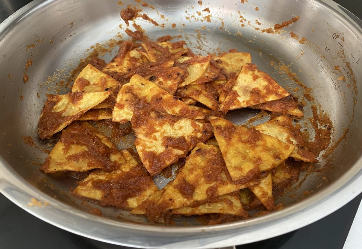 Chilaquiles rojos tradicionales mexicanos. Receta paso a paso