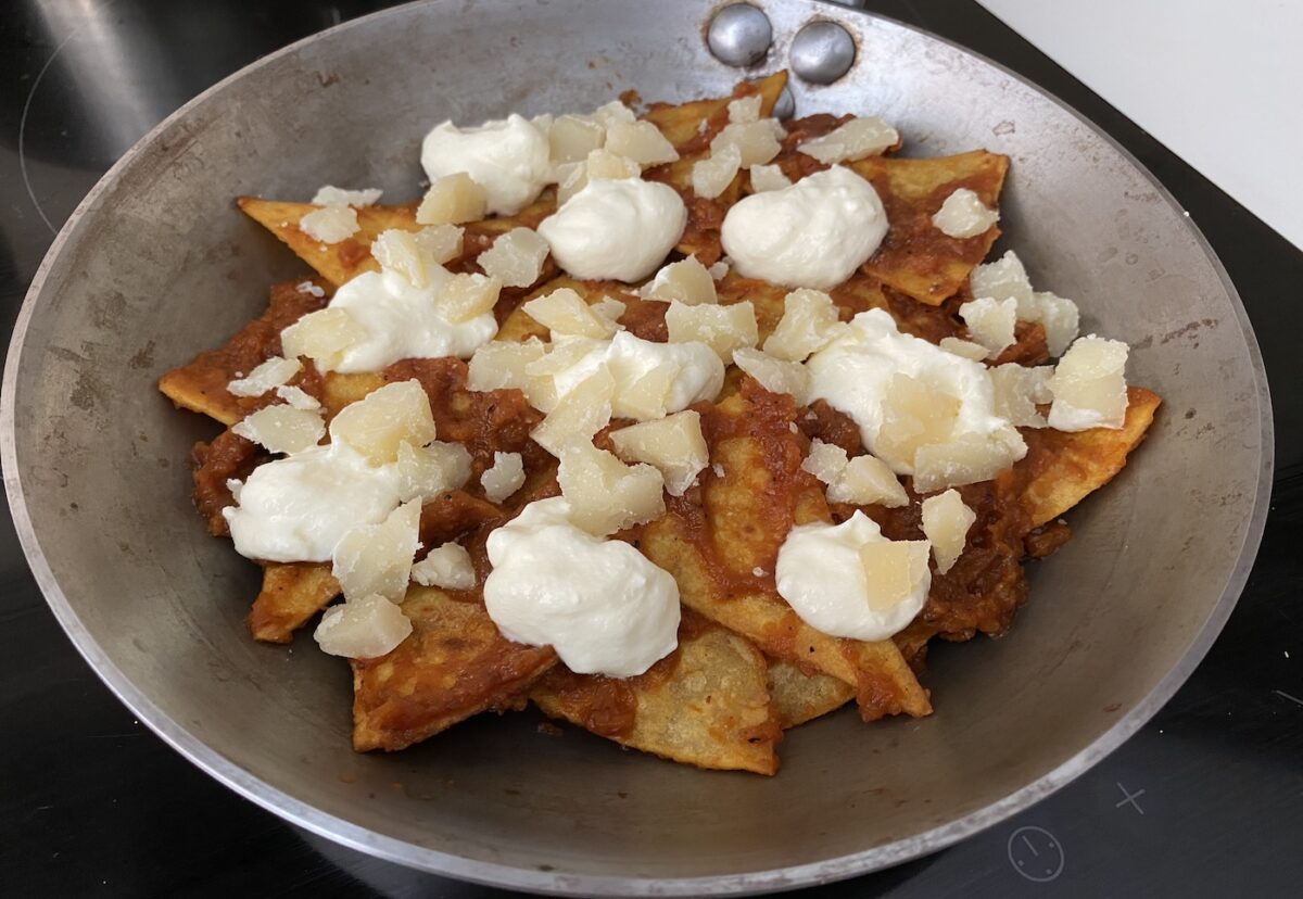 Chilaquiles rojos tradicionales mexicanos. Receta paso a paso