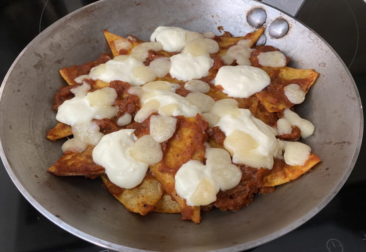 Chilaquiles rojos tradicionales mexicanos. Receta paso a paso