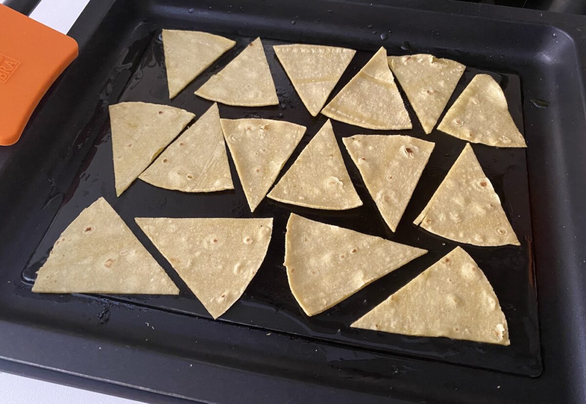 Chilaquiles rojos tradicionales mexicanos. Receta paso a paso