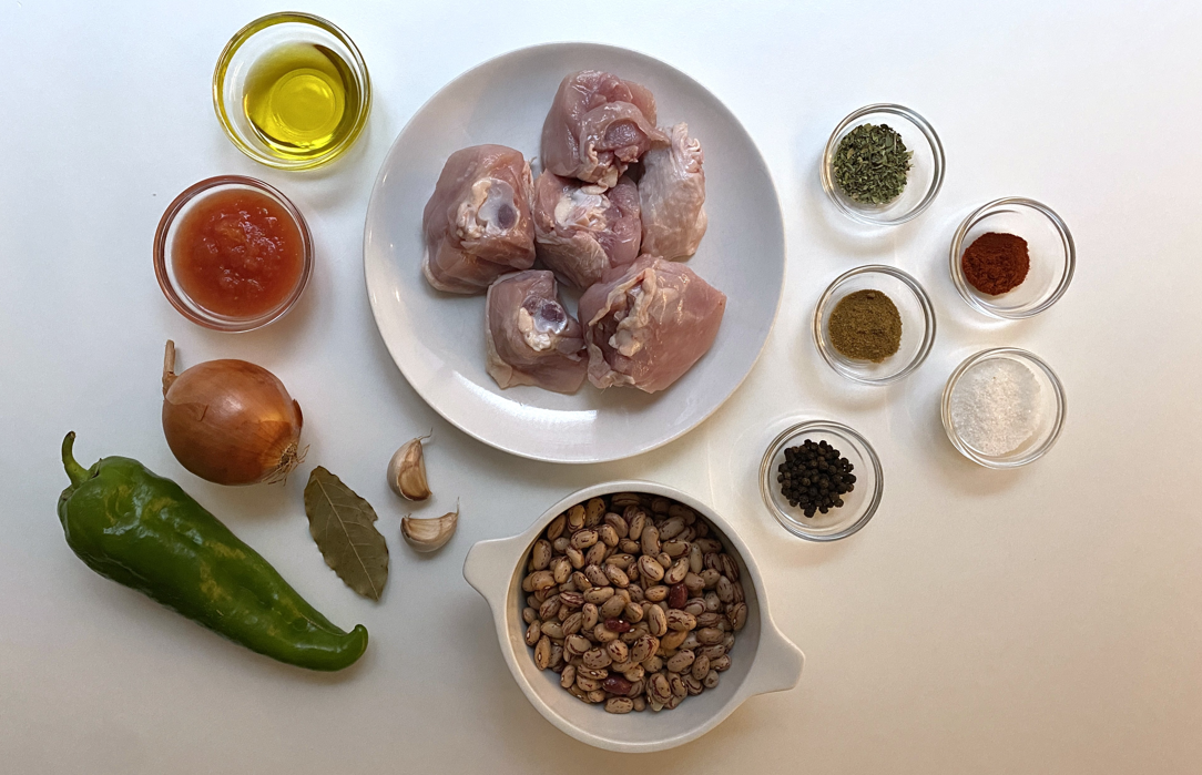 Habichuelas con pollo que salen bien aunque no hayas encendido un fogón en tu vida