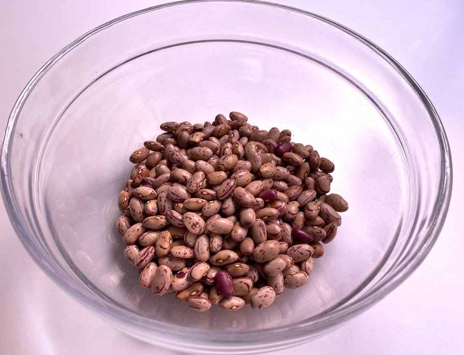 Habichuelas con pollo que salen bien aunque no hayas encendido un fogón en tu vida