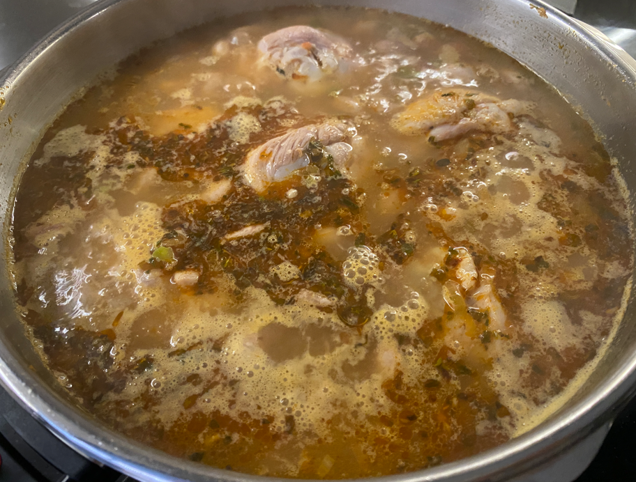 Habichuelas con pollo que salen bien aunque no hayas encendido un fogón en tu vida