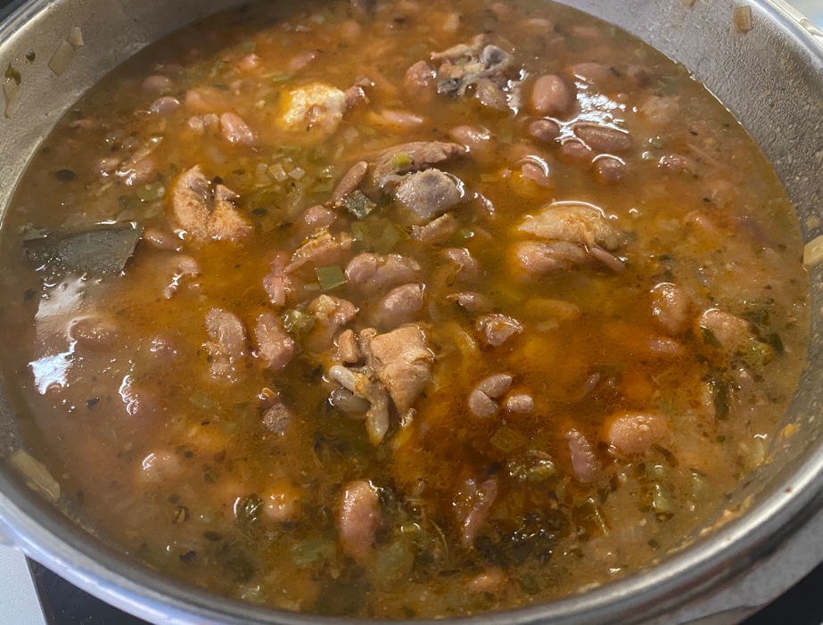 Habichuelas con pollo que salen bien aunque no hayas encendido un fogón en tu vida