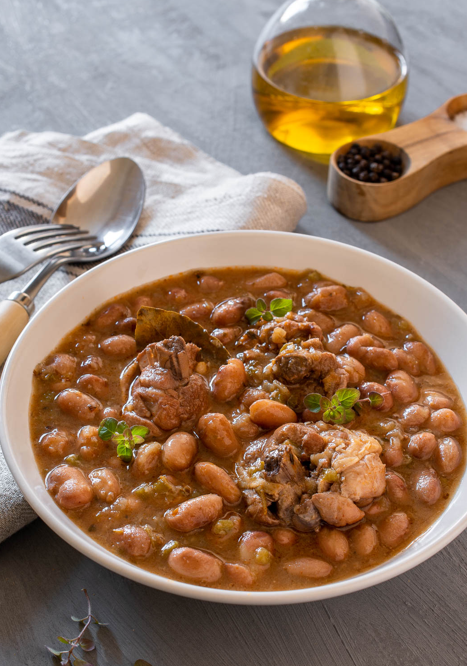Habichuelas con pollo que salen bien aunque no hayas encendido un fogón en tu vida