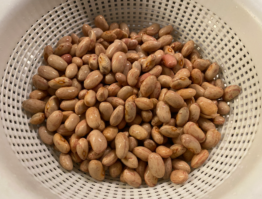 Habichuelas con pollo que salen bien aunque no hayas encendido un fogón en tu vida