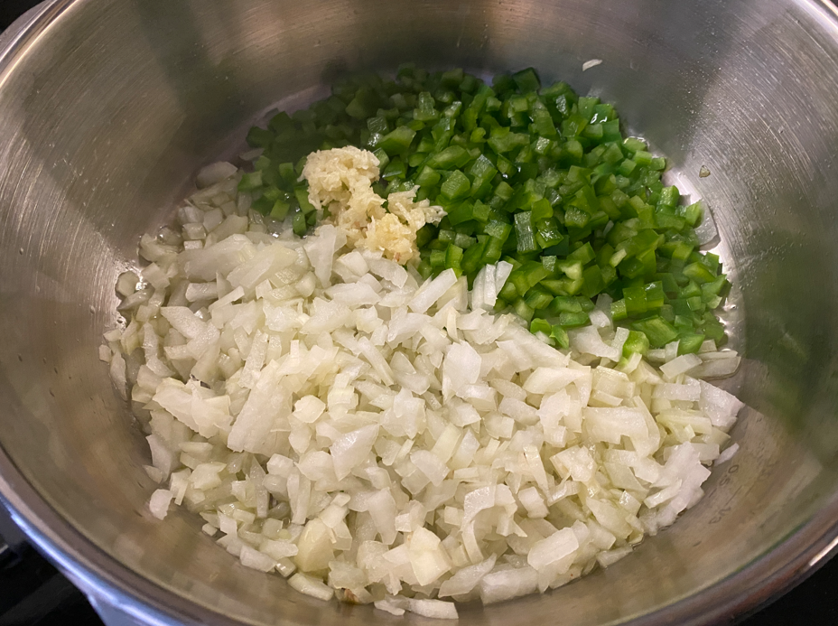 Habichuelas con pollo que salen bien aunque no hayas encendido un fogón en tu vida