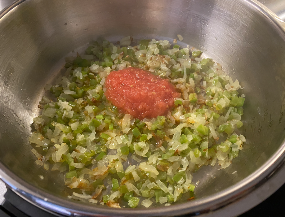 Habichuelas con pollo que salen bien aunque no hayas encendido un fogón en tu vida