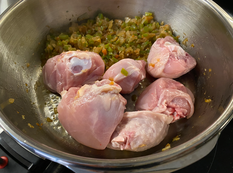 Habichuelas con pollo que salen bien aunque no hayas encendido un fogón en tu vida