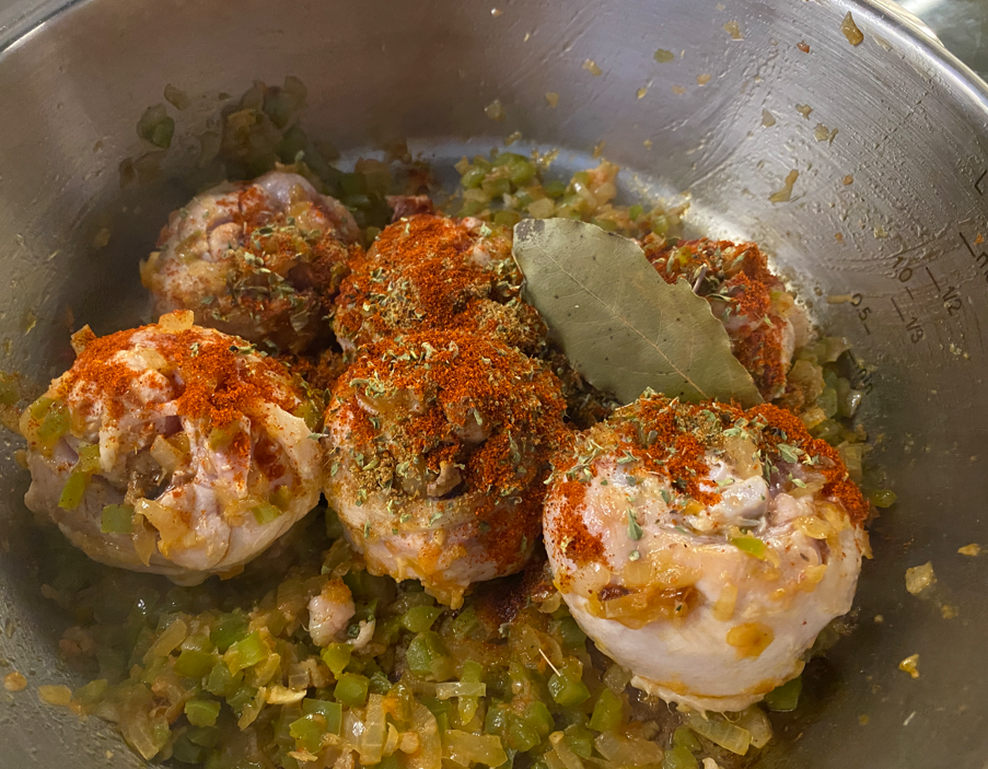 Habichuelas con pollo que salen bien aunque no hayas encendido un fogón en tu vida