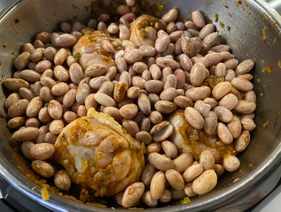 Habichuelas con pollo que salen bien aunque no hayas encendido un fogón en tu vida