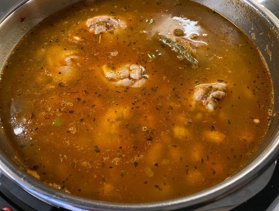 Habichuelas con pollo que salen bien aunque no hayas encendido un fogón en tu vida