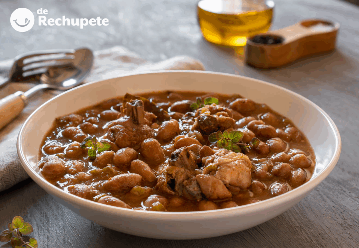 Habichuelas con pollo que salen bien aunque no hayas encendido un fogón en tu vida