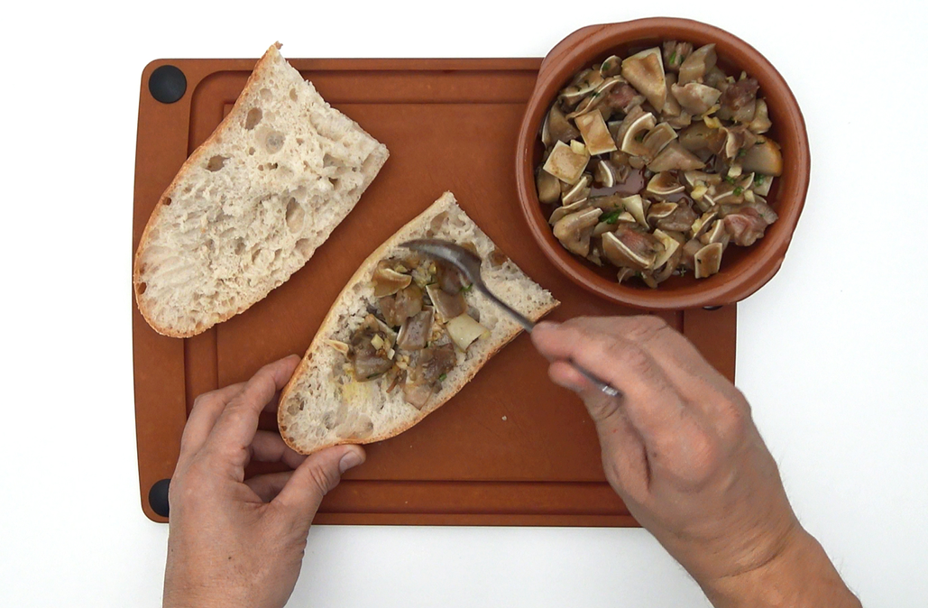 Tapa crujiente de oreja al estilo madrileño y bocata de oreja. El combo perfecto