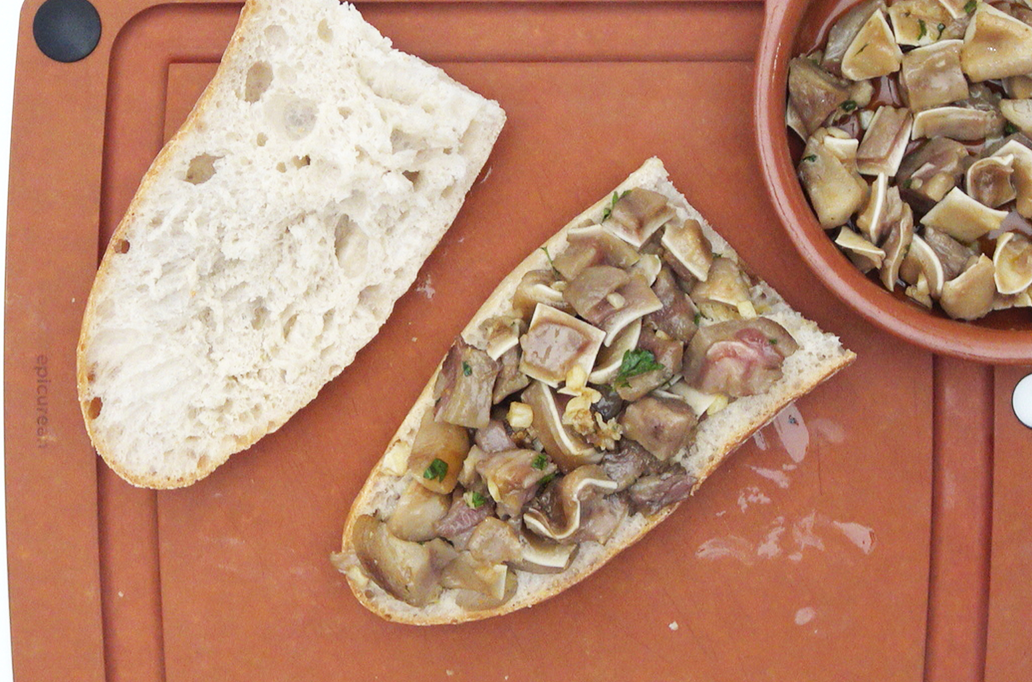 Tapa crujiente de oreja al estilo madrileño y bocata de oreja. El combo perfecto