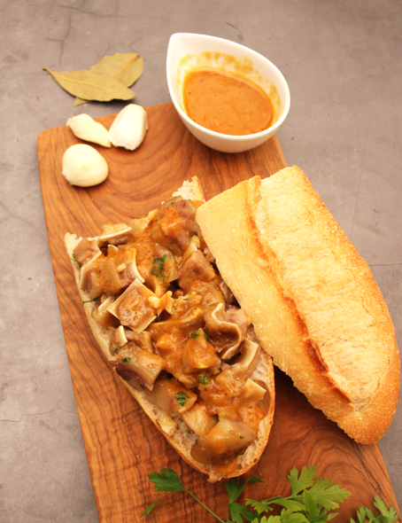 Tapa crujiente de oreja al estilo madrileño y bocata de oreja. El combo perfecto