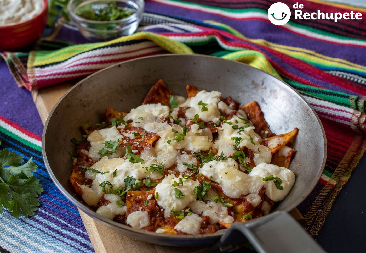 Chilaquiles rojos tradicionales mexicanos. Receta paso a paso