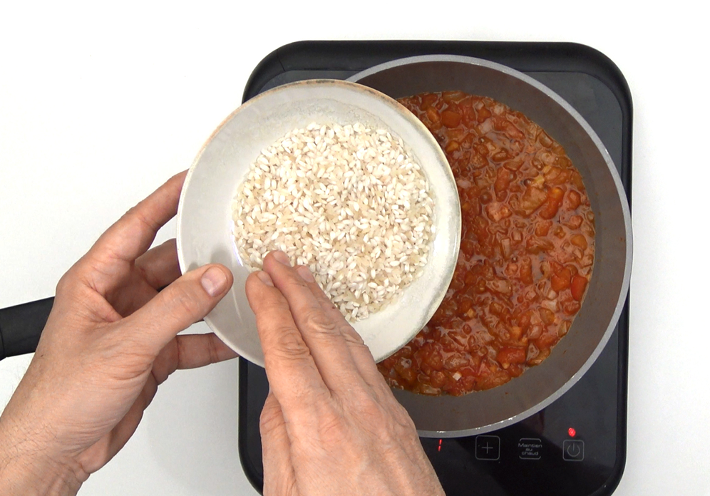 Risotto de tomate fresco con burrata y albahaca