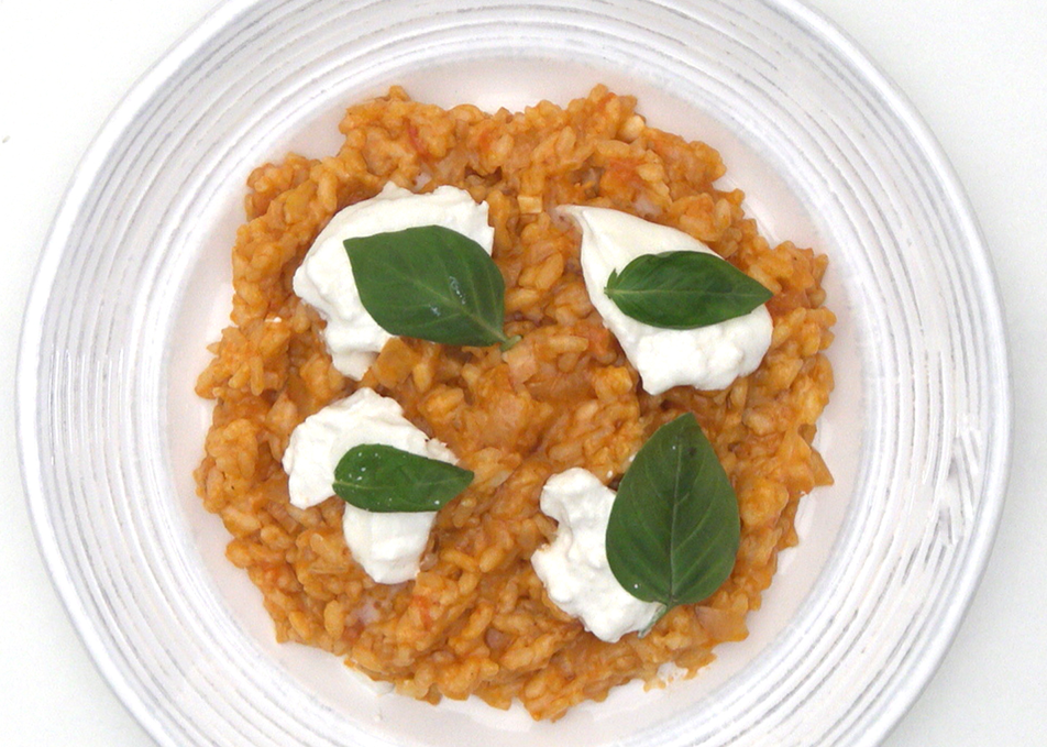Risotto de tomate fresco con burrata y albahaca