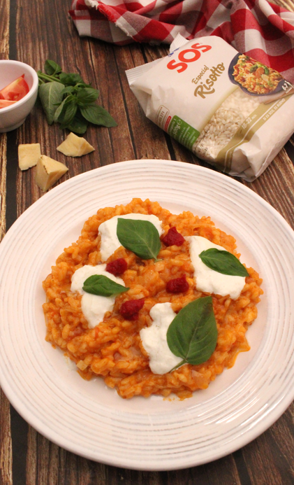Risotto de tomate fresco con burrata y albahaca