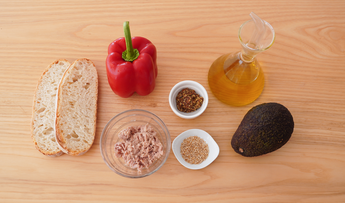 Tosta de aguacate con atún, pimiento y mostaza