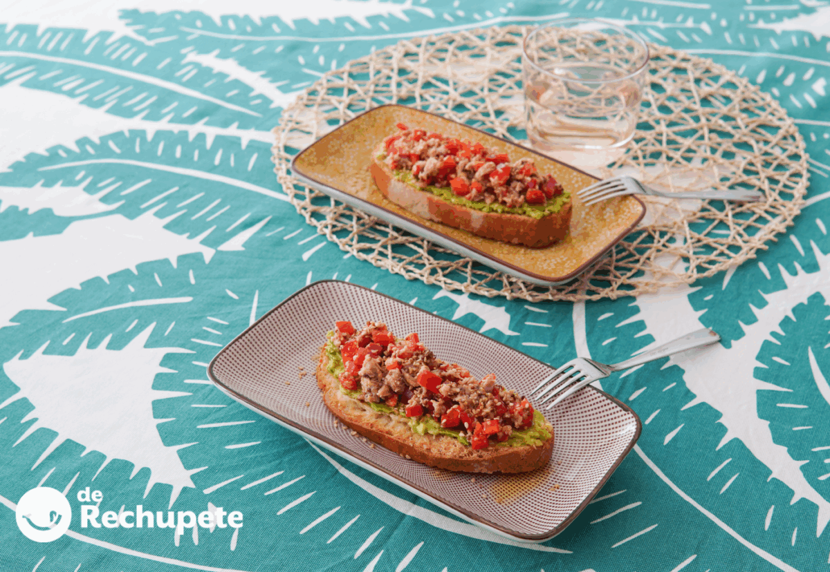 Tosta de aguacate con atún, pimiento y mostaza