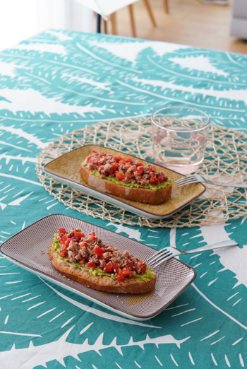 Tosta de aguacate con atún, pimiento y mostaza
