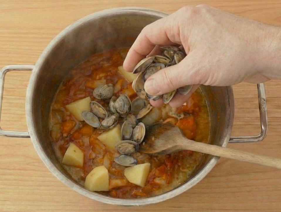 Caldereta de pescado y marisco, una receta de toma pan y moja
