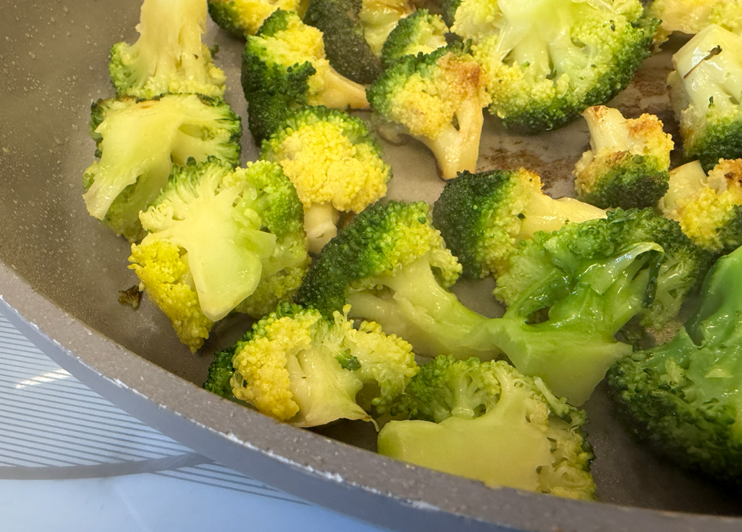 Brócoli al ajillo. Receta fácil, rápida y llena de sabor para el día a día