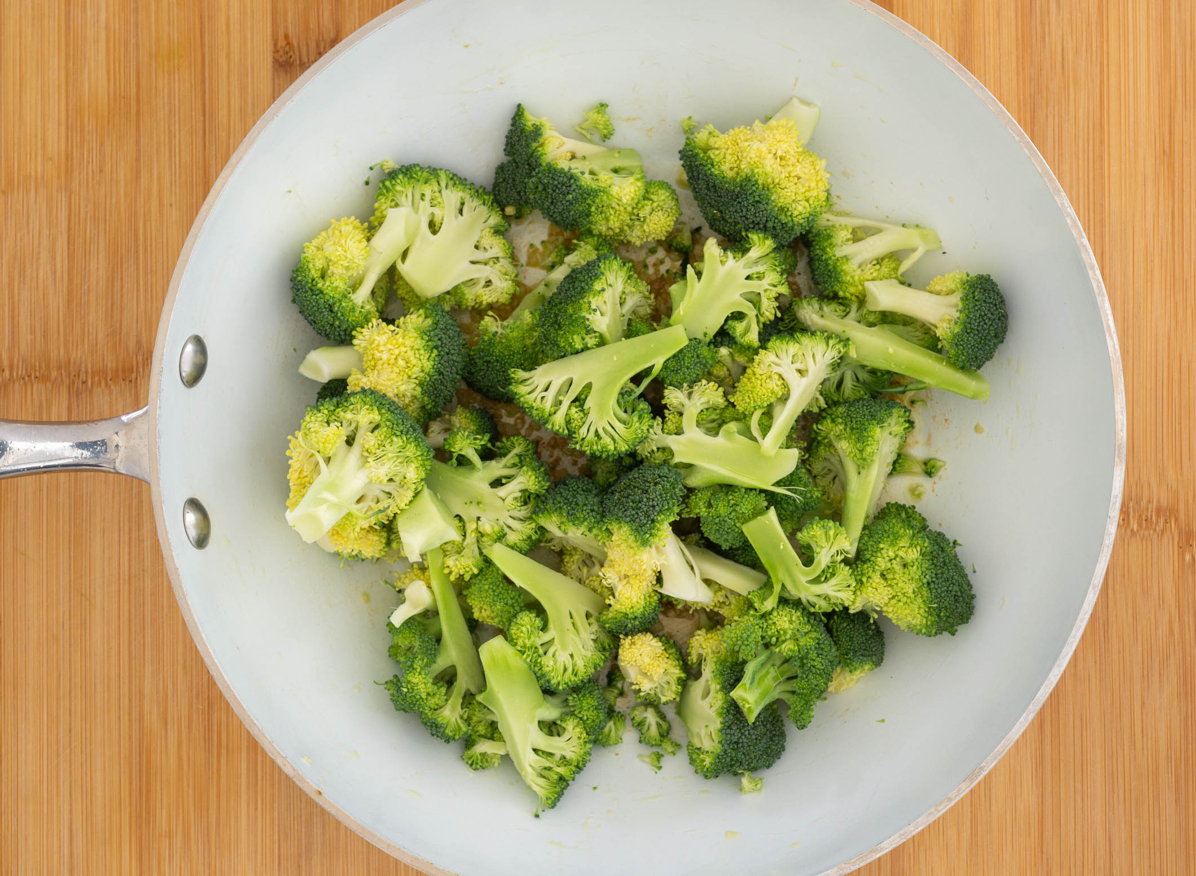 Brócoli con pollo. Receta fácil, ligera y saludable
