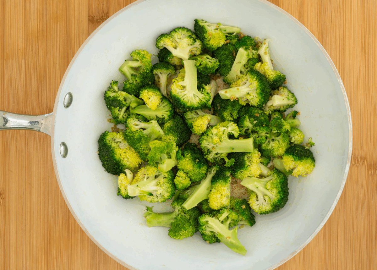 Brócoli con pollo. Receta fácil, ligera y saludable