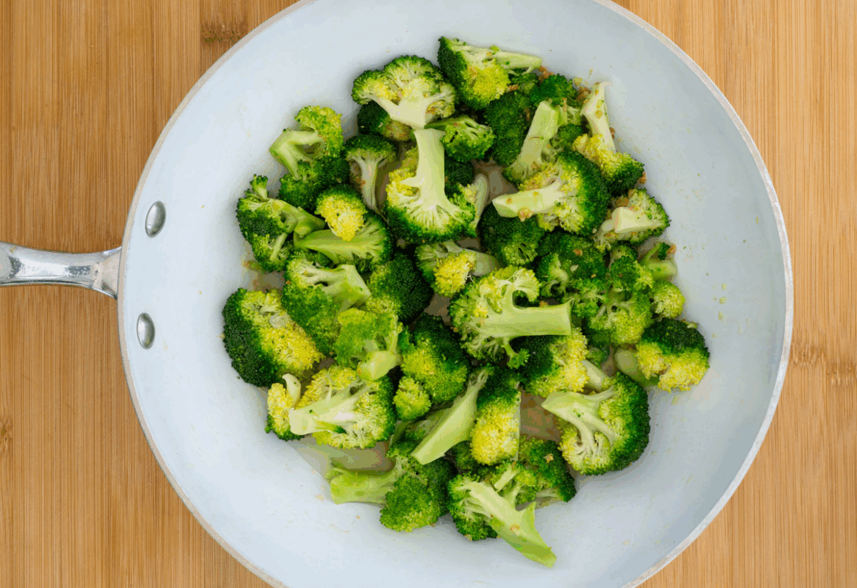 Brócoli con pollo. Receta fácil, ligera y saludable