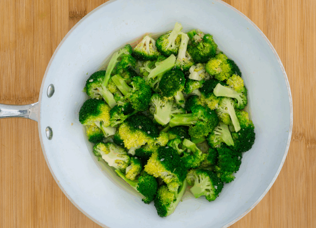Brócoli con pollo. Receta fácil, ligera y saludable