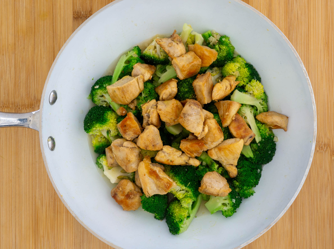Brócoli con pollo. Receta fácil, ligera y saludable