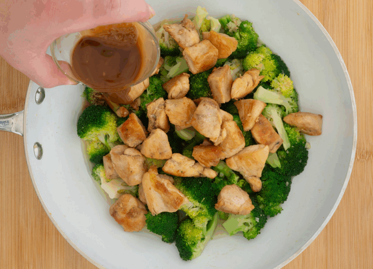 Brócoli con pollo. Receta fácil, ligera y saludable