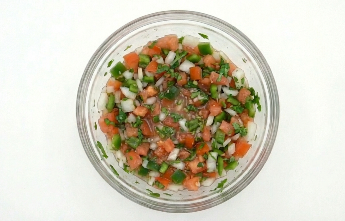 Chismol hondureño tradicional. La salsa fresca centroamericana que va con todo