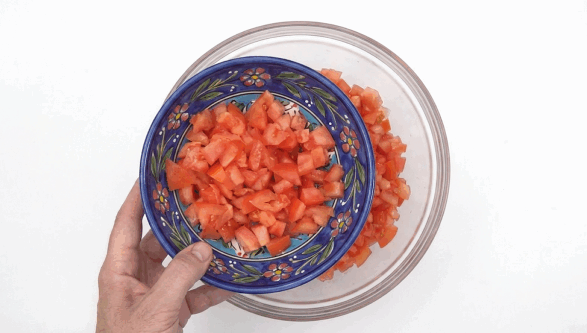 Chismol hondureño tradicional. La salsa fresca centroamericana que va con todo