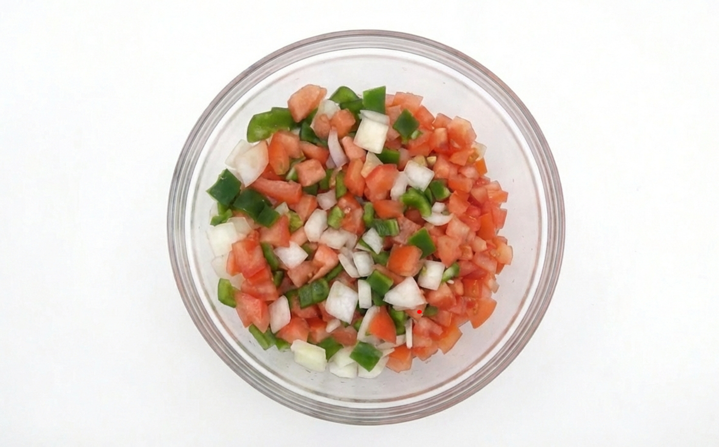 Chismol hondureño tradicional. La salsa fresca centroamericana que va con todo