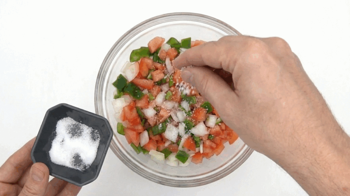 Chismol hondureño tradicional. La salsa fresca centroamericana que va con todo