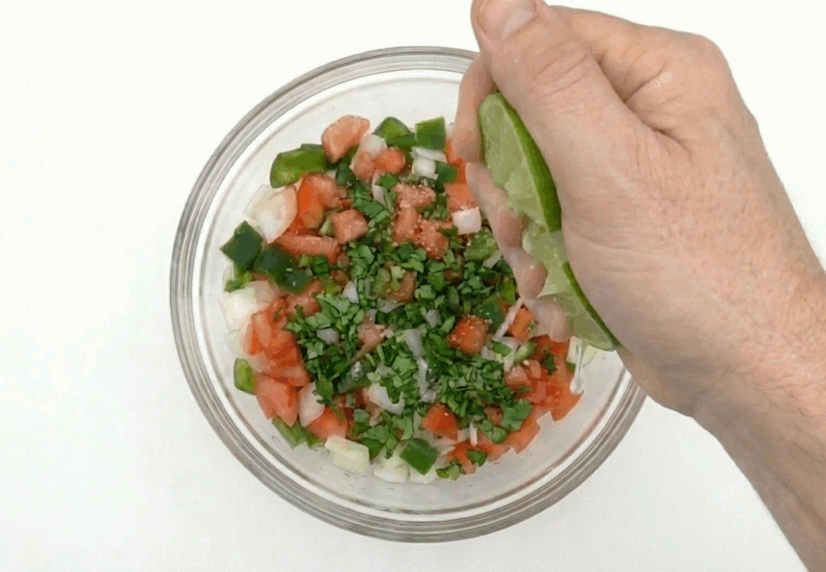 Chismol hondureño tradicional. La salsa fresca centroamericana que va con todo