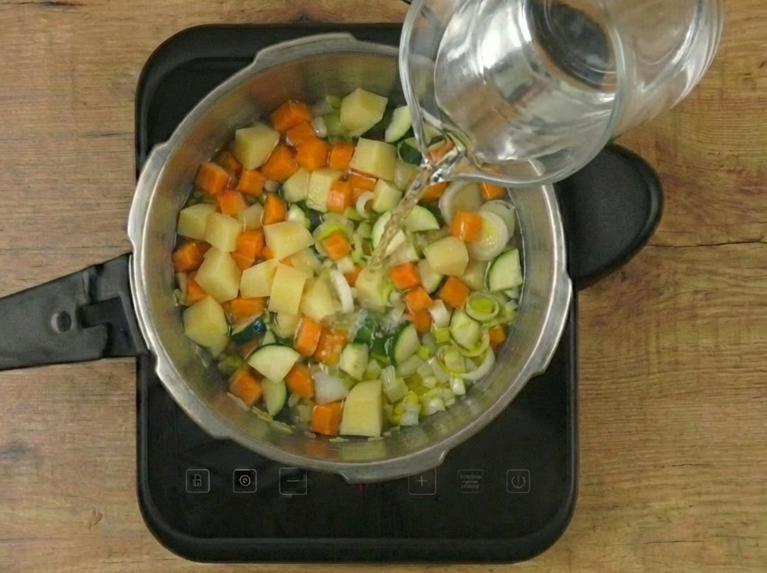 Crema de verduras rápida en olla exprés Fissler. Receta fácil, sana y lista en minutos