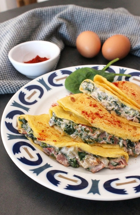Filloas saladas rellenas de espinacas, jamón serrano y queso