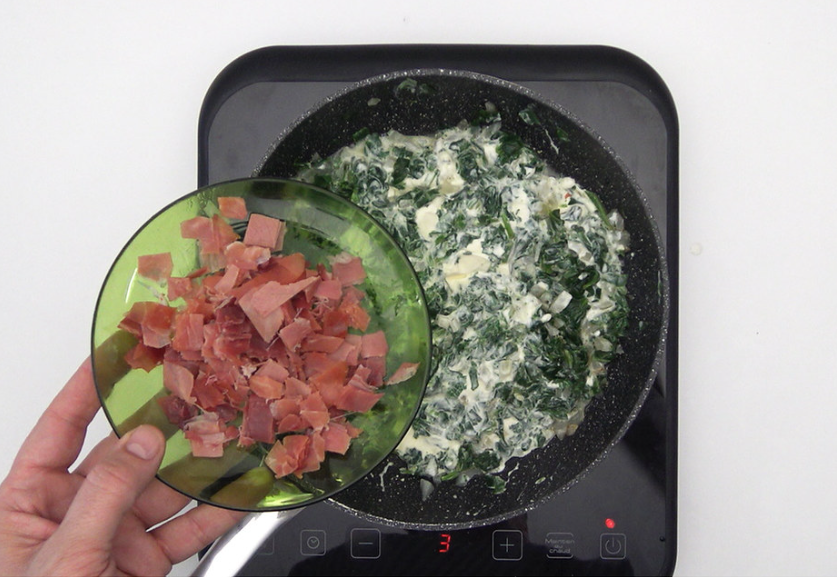 Filloas saladas rellenas de espinacas, jamón serrano y queso