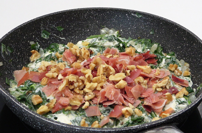 Filloas saladas rellenas de espinacas, jamón serrano y queso