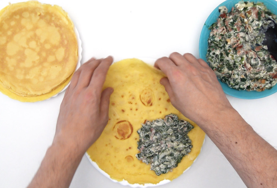 Filloas saladas rellenas de espinacas, jamón serrano y queso