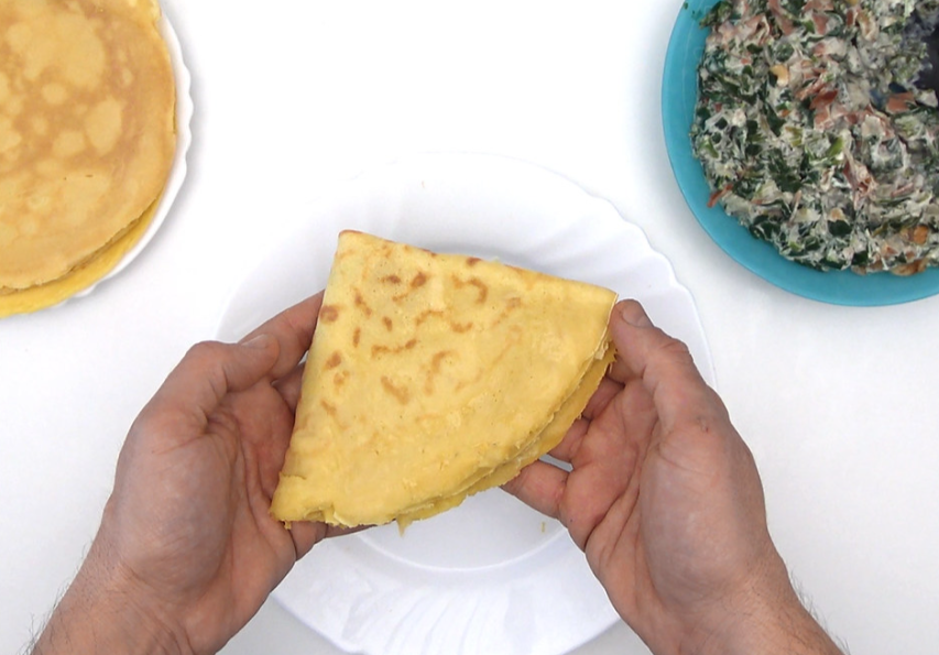 Filloas saladas rellenas de espinacas, jamón serrano y queso