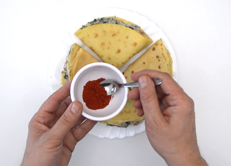 Filloas saladas rellenas de espinacas, jamón serrano y queso