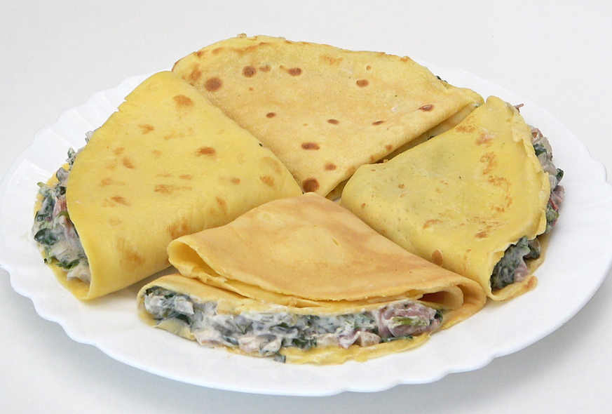 Filloas saladas rellenas de espinacas, jamón serrano y queso